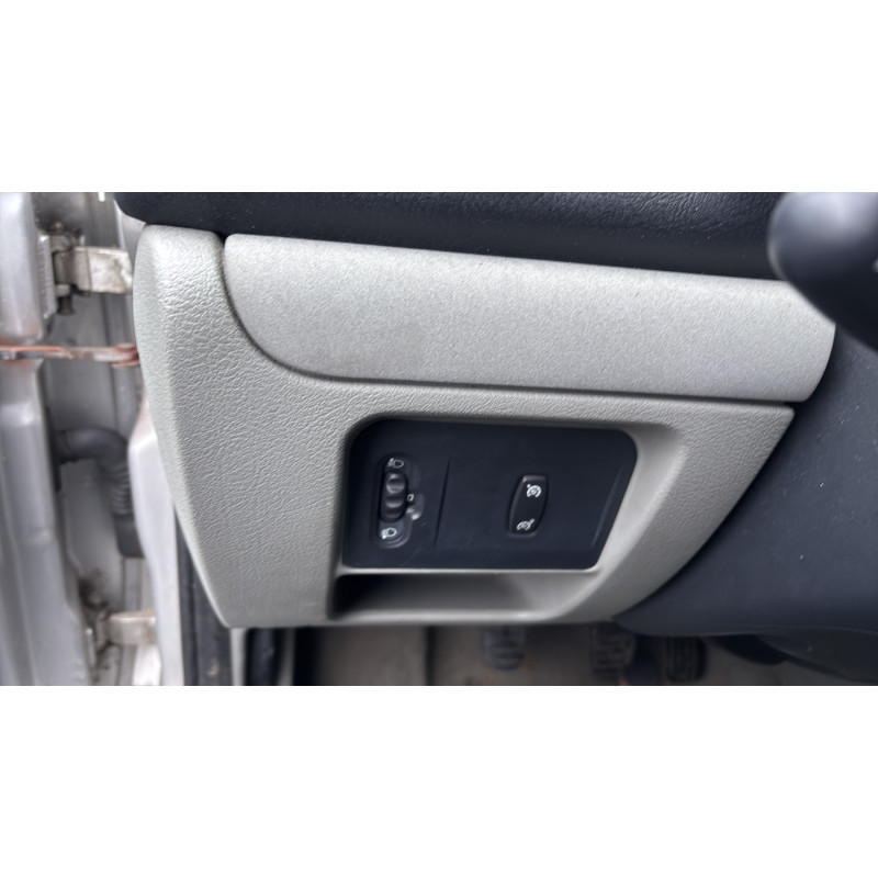 Attache ceinture arriere gauche RENAULT CLIO 2 Photo n°18