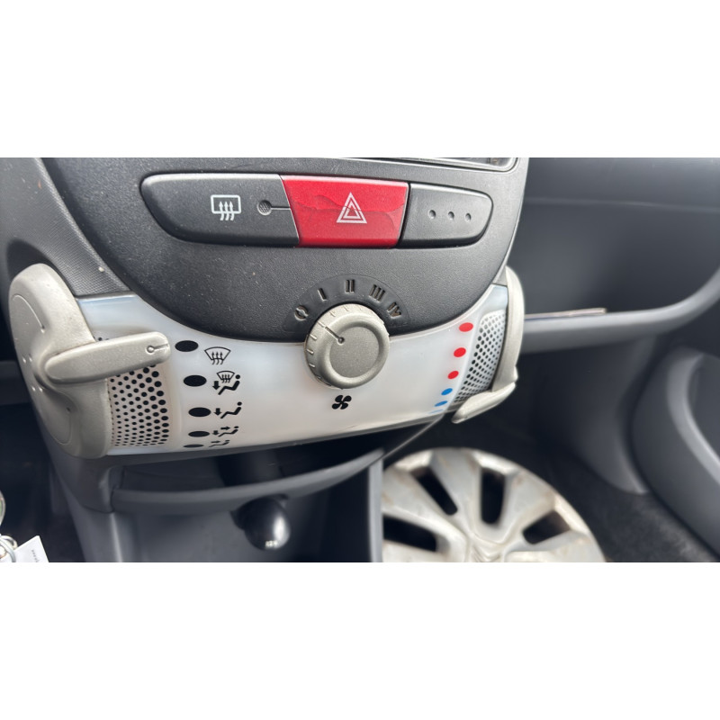 Bouton de coffre PEUGEOT 107 Photo n°19