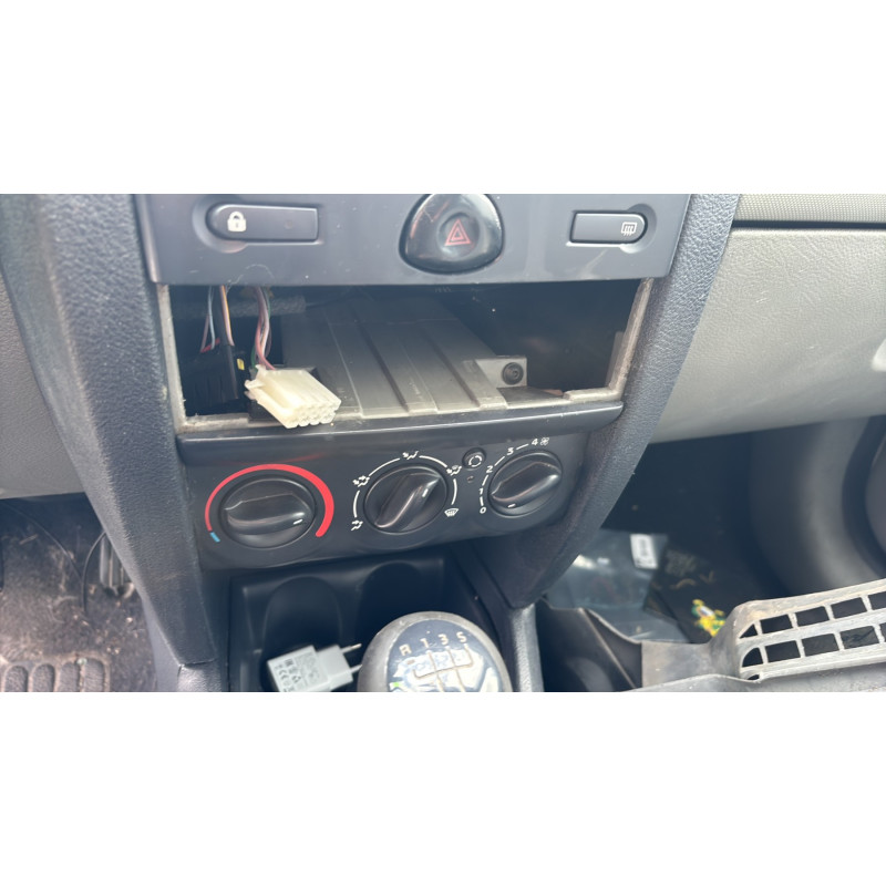 Vitre avant gauche RENAULT CLIO 2 Photo n°19