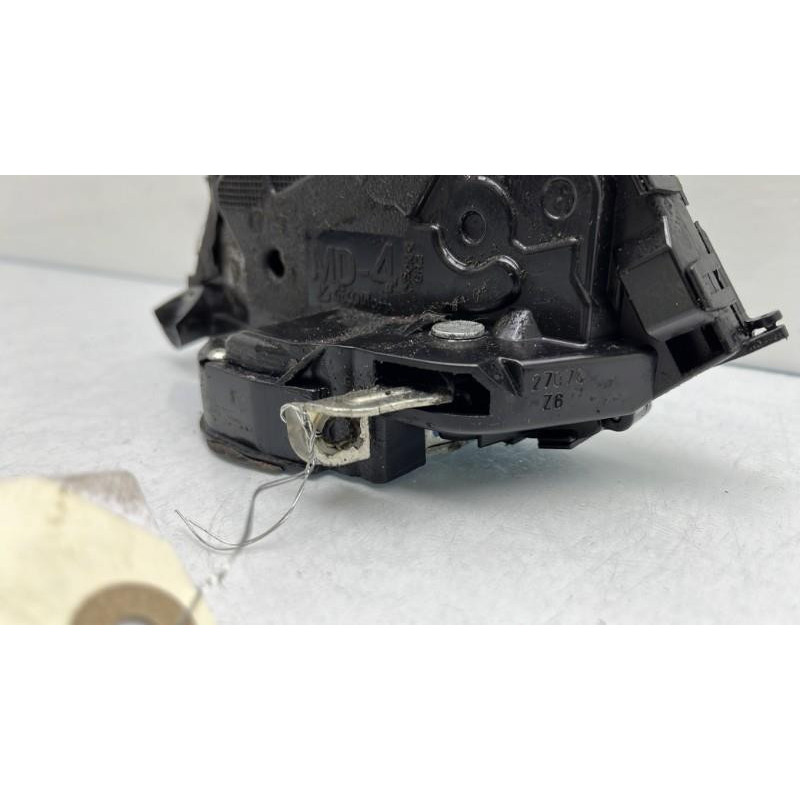 Serrure avant droit TOYOTA YARIS 2 Photo n°1