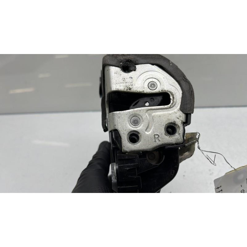 Serrure avant droit TOYOTA YARIS 2 Photo n°5