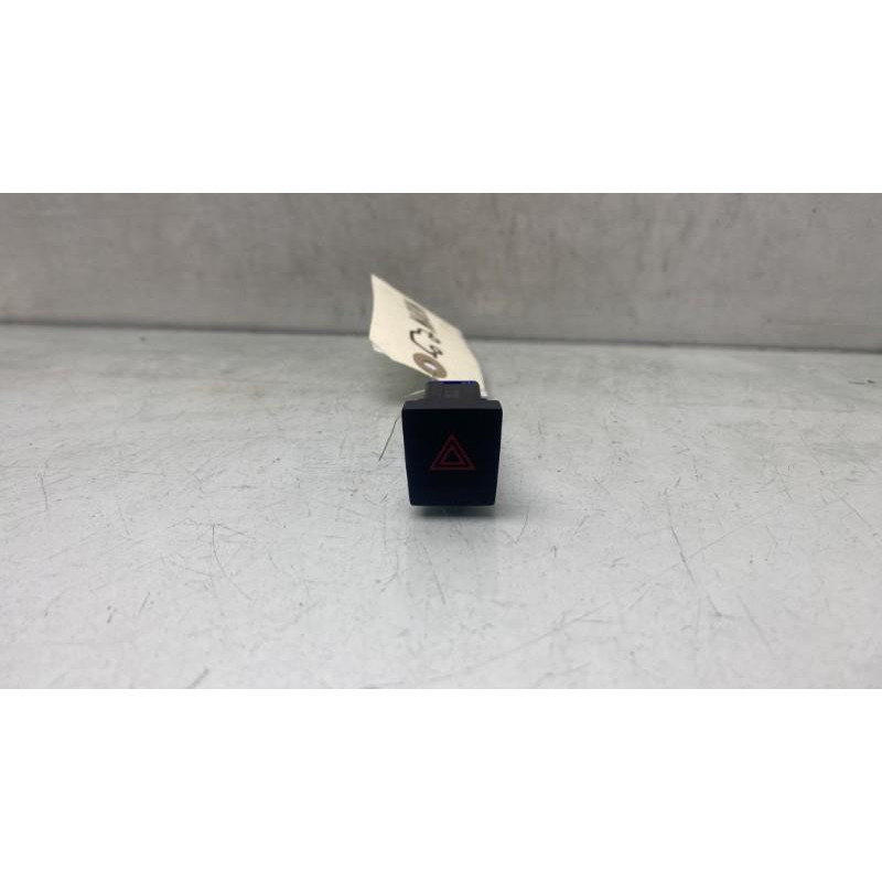 Bouton de warning SEAT ARONA Photo n°1