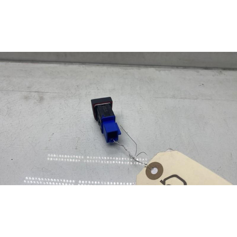 Bouton de warning SEAT ARONA Photo n°3