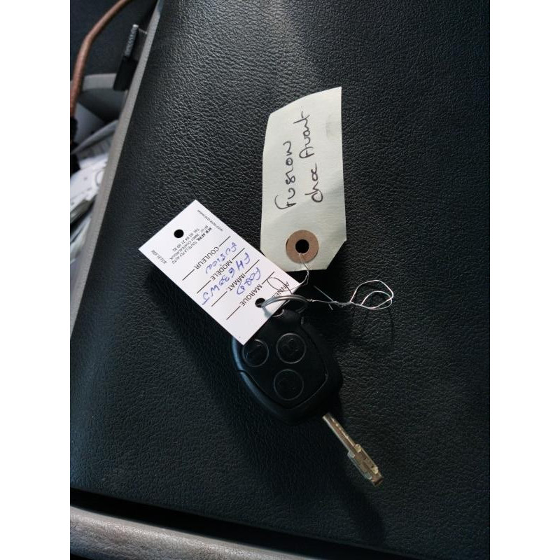 Bouton de warning FORD FUSION Photo n°8