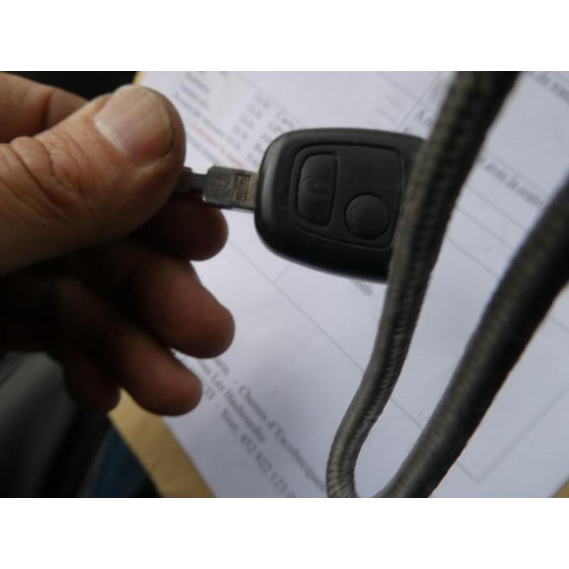 Attache ceinture arriere droit PEUGEOT 406 Photo n°5