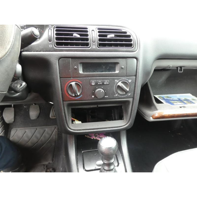Attache ceinture arriere gauche PEUGEOT 406 Photo n°14