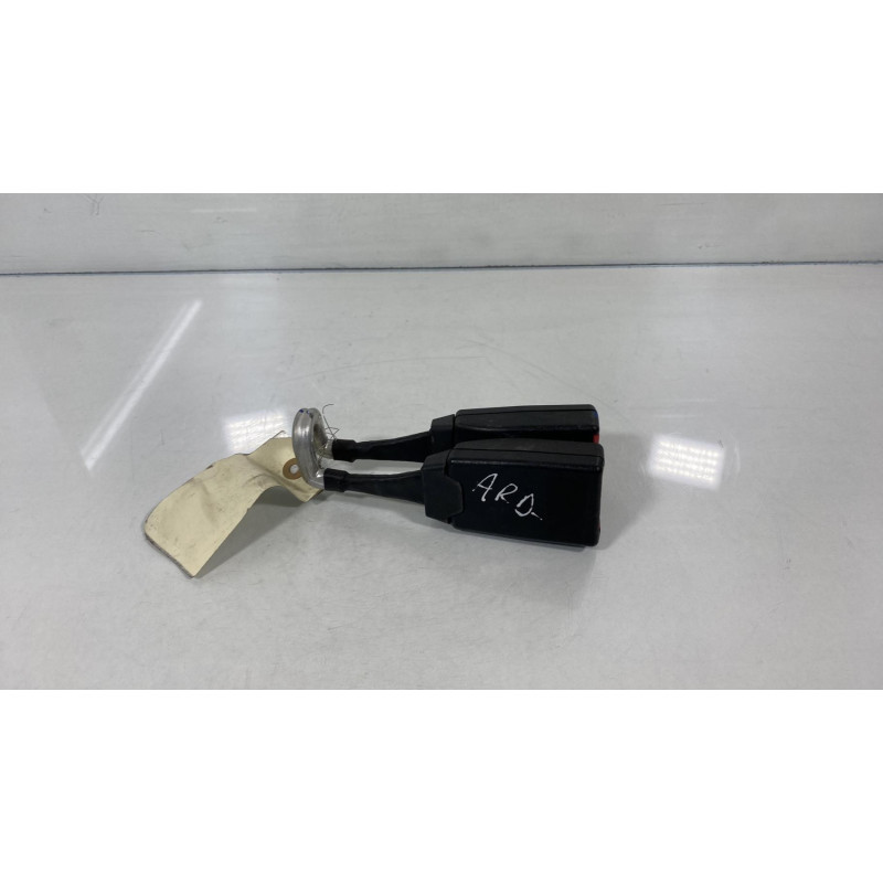 Attache ceinture arriere droit OPEL CORSA C Photo n°2