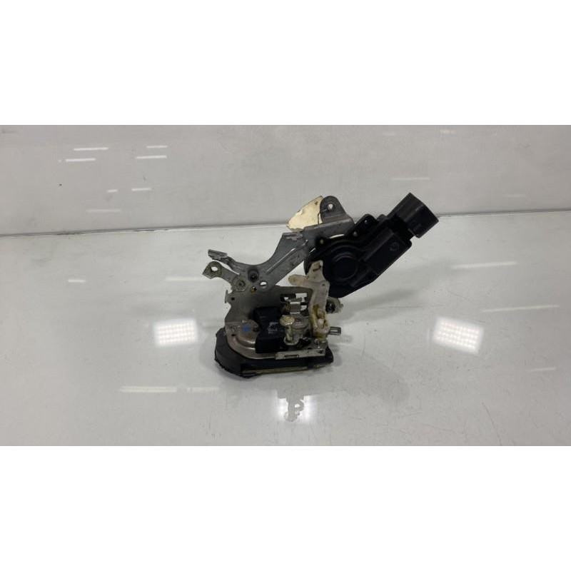 Serrure arriere droit TOYOTA AVENSIS VERSO Photo n°2