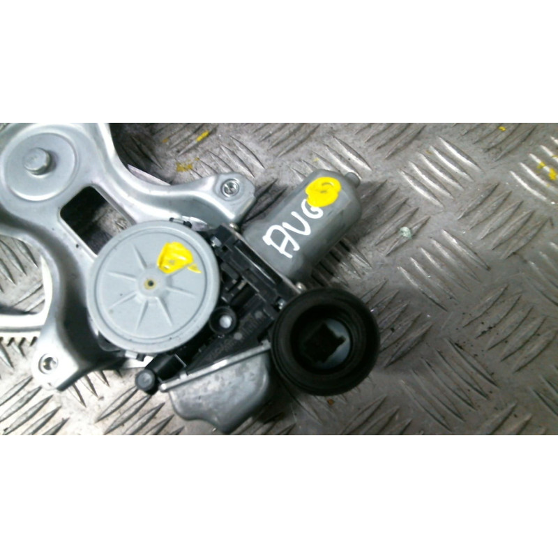 Leve vitre electrique avant gauche TOYOTA VERSO-S Photo n°1