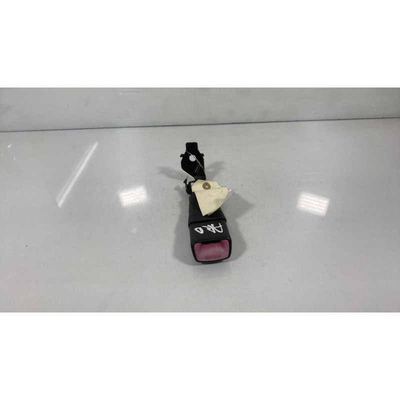 Attache ceinture arriere droit TOYOTA AURIS 1 Photo n°1