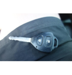 Attache ceinture avant gauche TOYOTA AURIS 1
