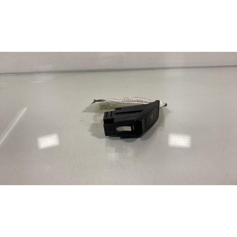 Bouton de warning AUDI A4 3 Photo n°1