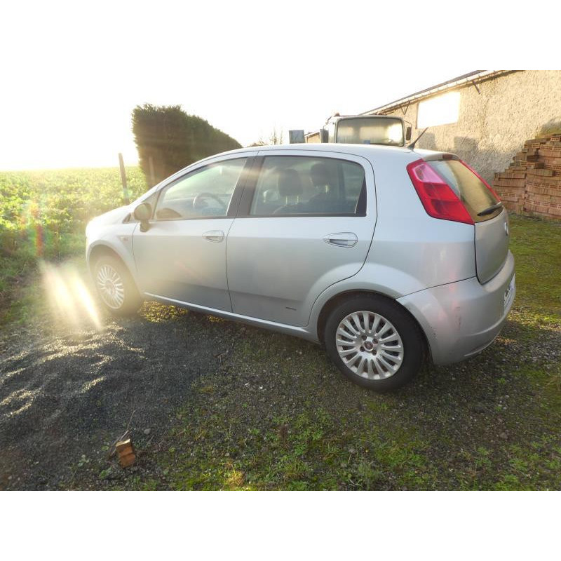 Verin de coffre FIAT GRANDE PUNTO Photo n°3