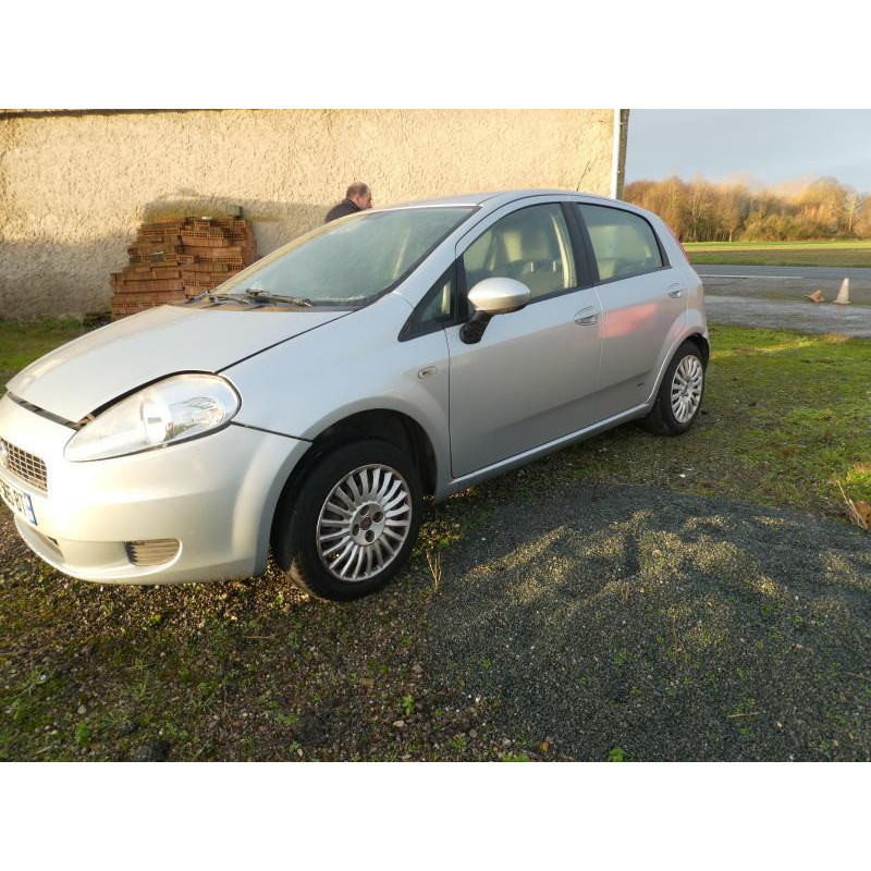 Verin de coffre FIAT GRANDE PUNTO Photo n°10