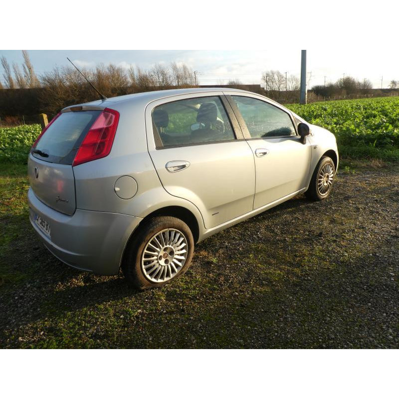 Verin de coffre FIAT GRANDE PUNTO Photo n°12