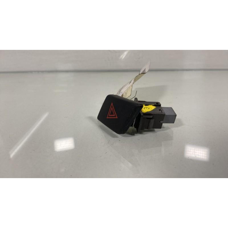 Bouton de warning TOYOTA YARIS 2 Photo n°1