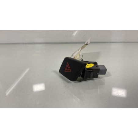 Bouton de warning TOYOTA YARIS 2 Photo n°1