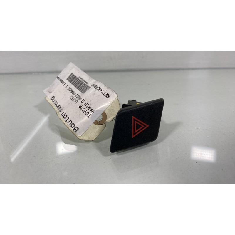 Bouton de warning TOYOTA YARIS 2 Photo n°3