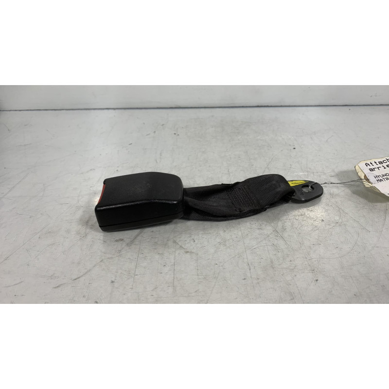 Attache ceinture arriere droit HYUNDAI MATRIX Photo n°3