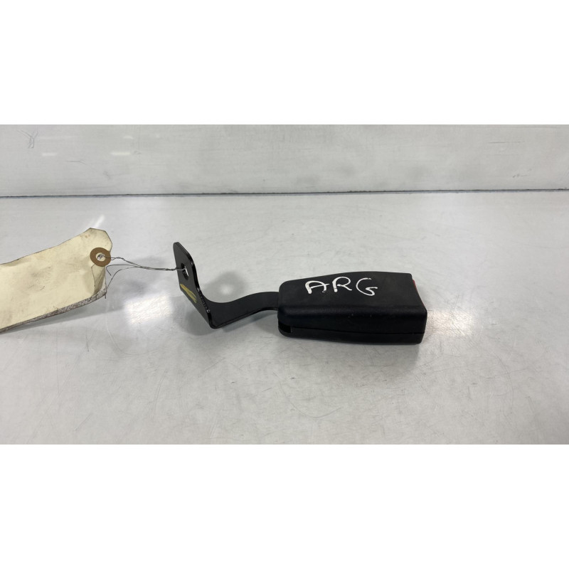 Attache ceinture arriere gauche HYUNDAI COUPE 2 Photo n°3