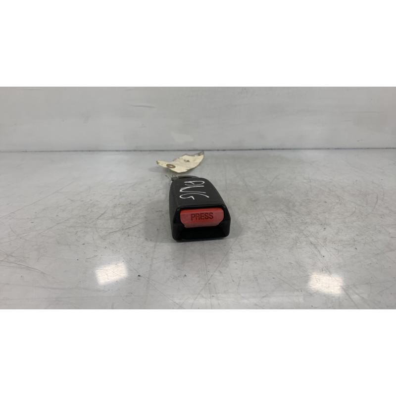 Attache ceinture avant gauche SUZUKI BALENO 1 Photo n°2