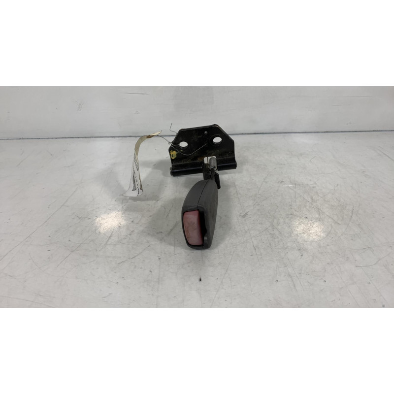 Attache ceinture arriere gauche VOLVO V 40 1 Photo n°2