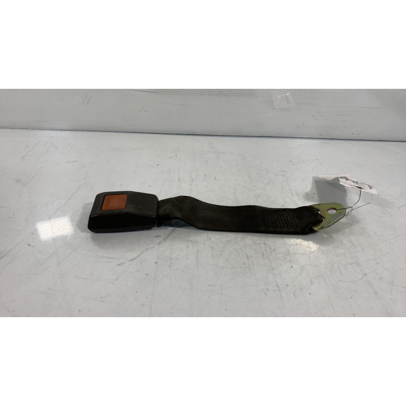 Attache ceinture arriere droit AUDI 100 1 Photo n°2