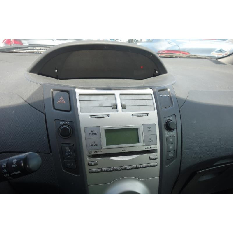 Boite a gants TOYOTA YARIS 2 Photo n°10