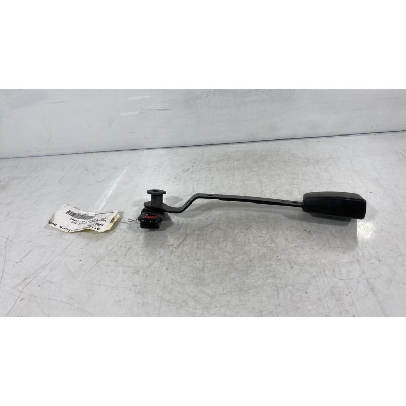 Attache ceinture avant gauche VOLKSWAGEN GOLF 4 Photo n°2