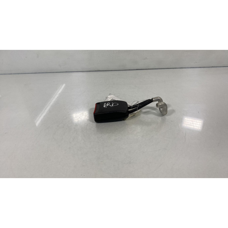 Attache ceinture arriere droit VOLKSWAGEN PASSAT 4 Photo n°1