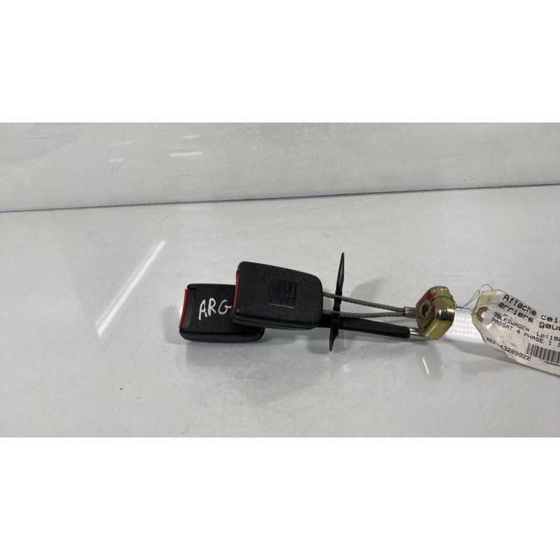 Attache ceinture arriere gauche VOLKSWAGEN PASSAT 4 Photo n°2