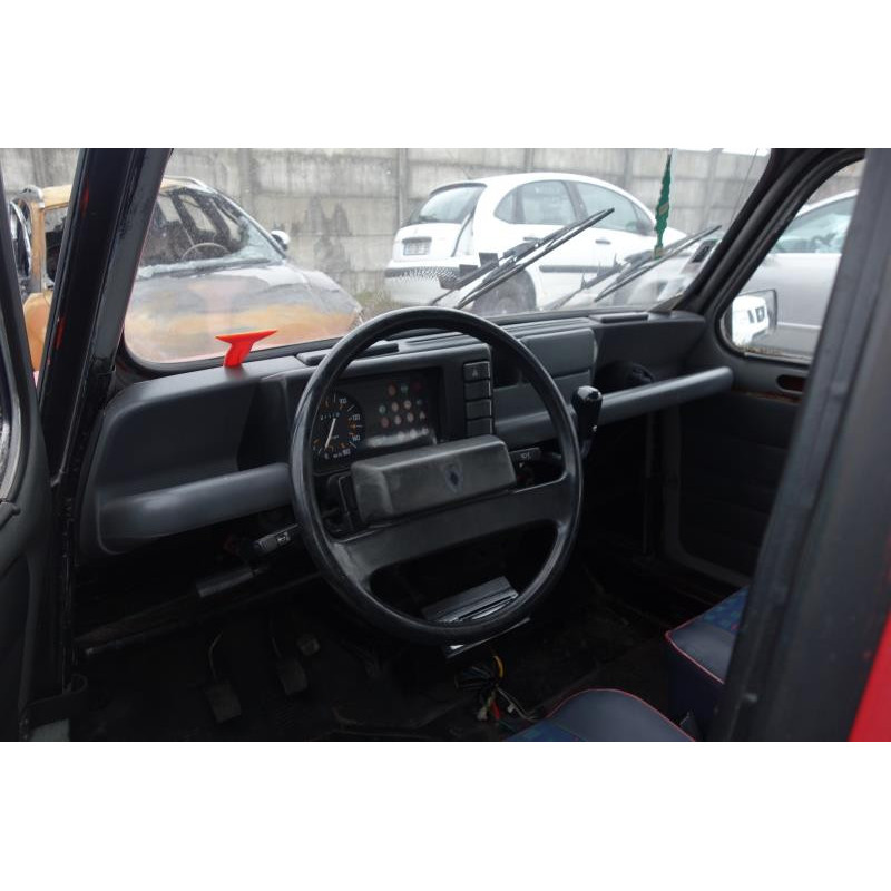 Attache ceinture avant droit RENAULT R4 Photo n°8