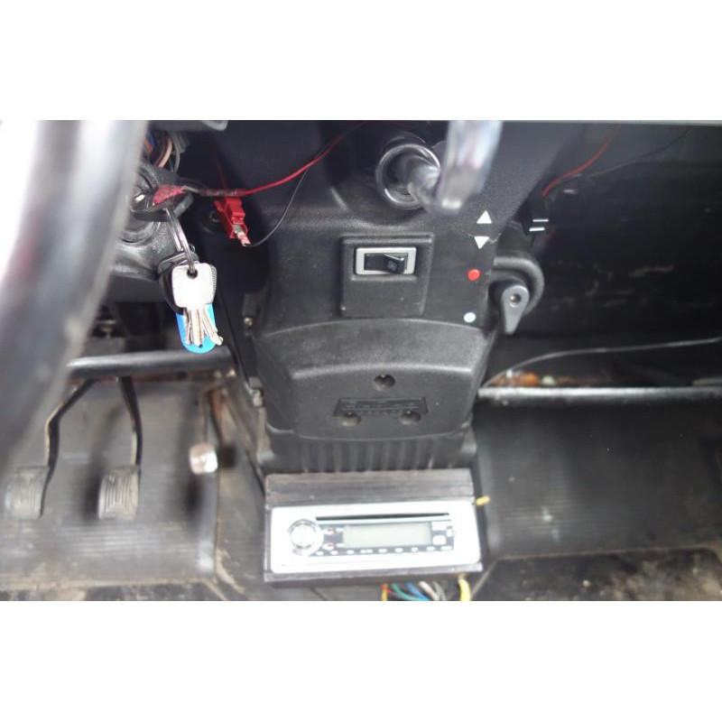 Attache ceinture avant droit RENAULT R4 Photo n°9