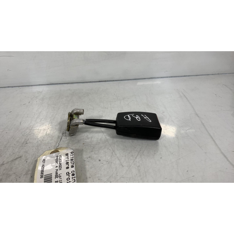 Attache ceinture arriere droit VOLKSWAGEN PASSAT 4 Photo n°1