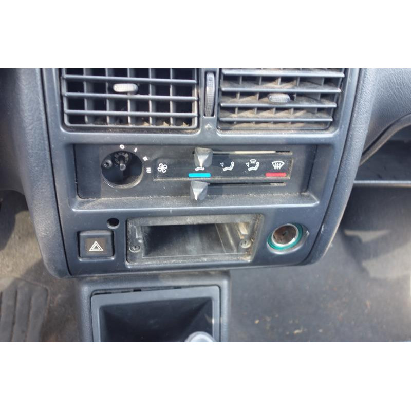 Attache ceinture arriere gauche CITROEN AX Photo n°8