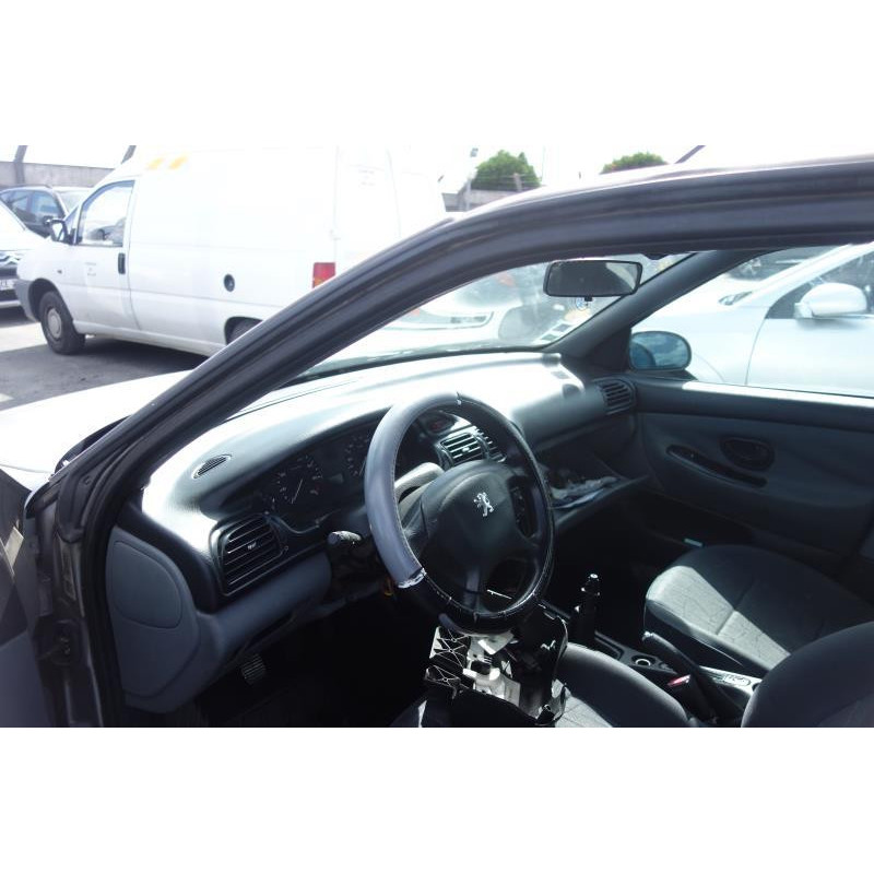Attache ceinture arriere droit PEUGEOT 406 Photo n°7