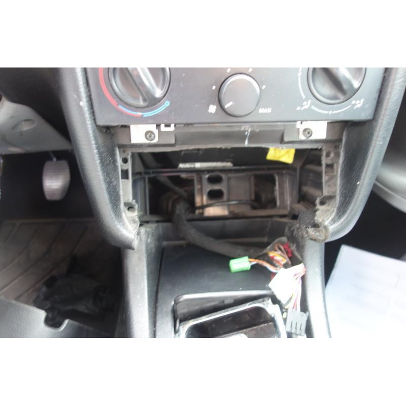 Attache ceinture arriere droit PEUGEOT 406 Photo n°19