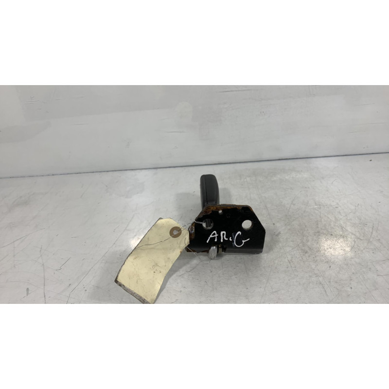 Attache ceinture arriere gauche MITSUBISHI CARISMA Photo n°2