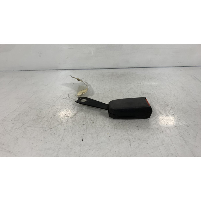 Attache ceinture avant gauche MITSUBISHI COLT 4 Photo n°2