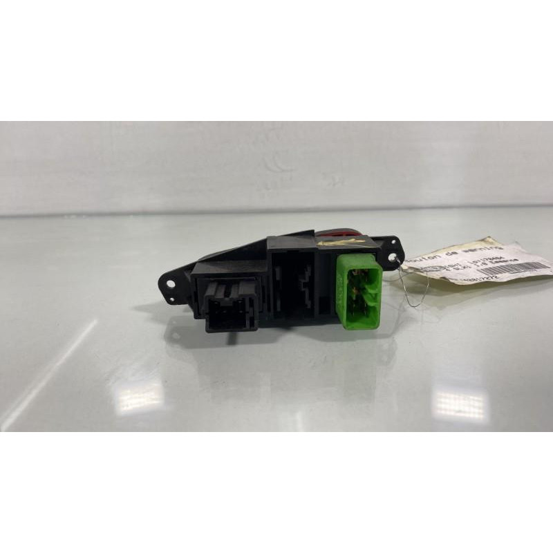 Bouton de warning MITSUBISHI COLT 4 Photo n°2
