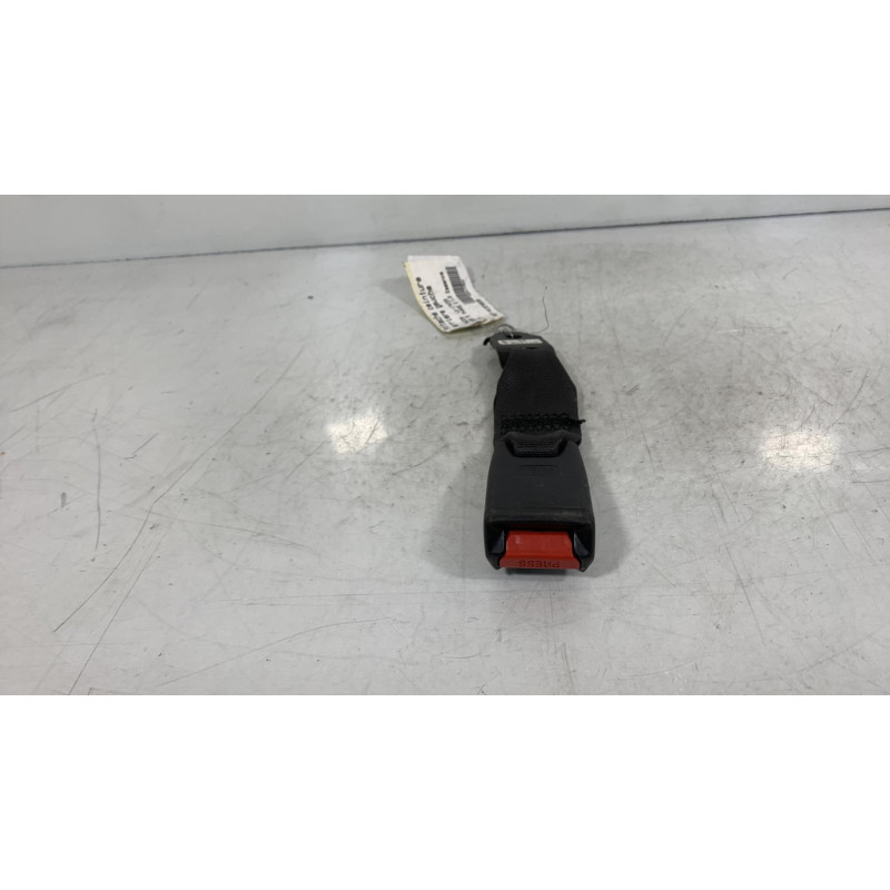 Attache ceinture arriere gauche MAZDA 323 5 Photo n°1