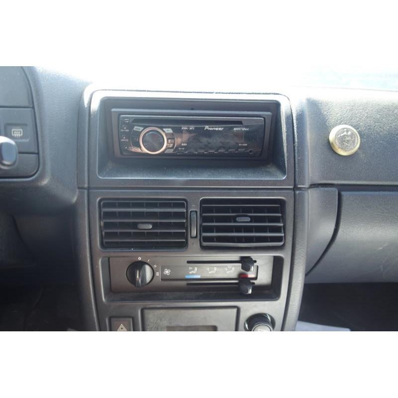 Attache ceinture arriere droit CITROEN AX Photo n°10