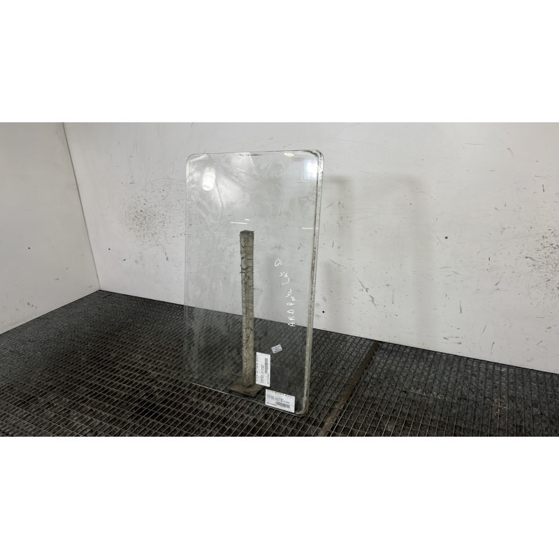 Vitre arriere droit MERCEDES VITO 638 Photo n°3