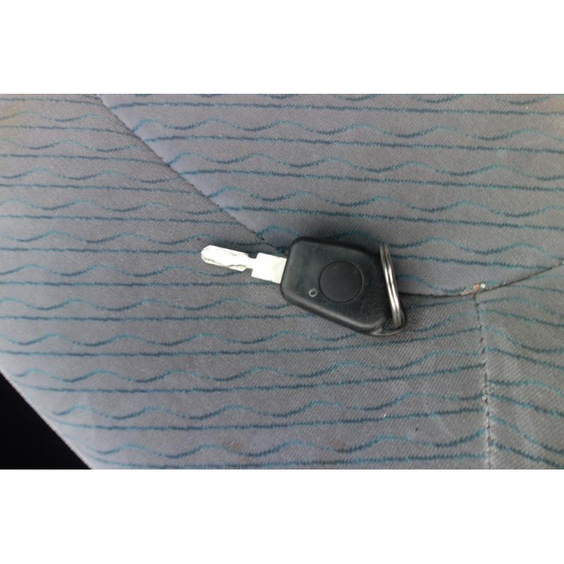 Attache ceinture arriere droit PEUGEOT 406 Photo n°4