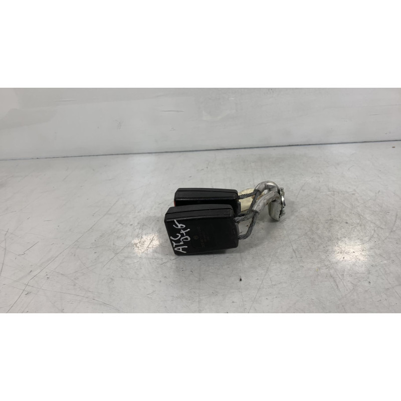 Attache ceinture arriere gauche VOLKSWAGEN PASSAT 5 Photo n°2