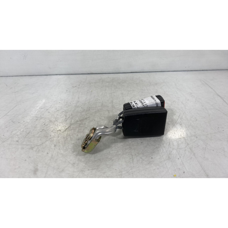 Attache ceinture arriere gauche VOLKSWAGEN GOLF 5 Photo n°2