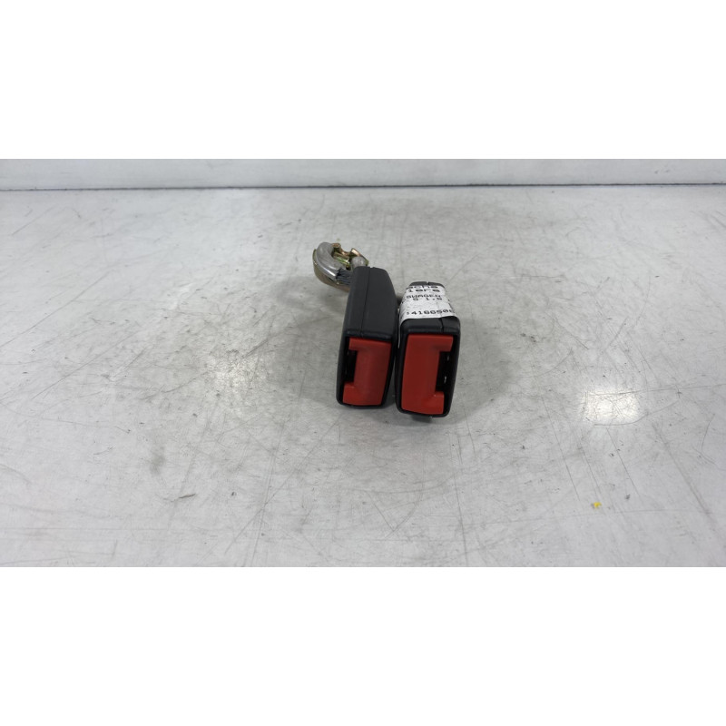 Attache ceinture arriere gauche VOLKSWAGEN GOLF 5 Photo n°3