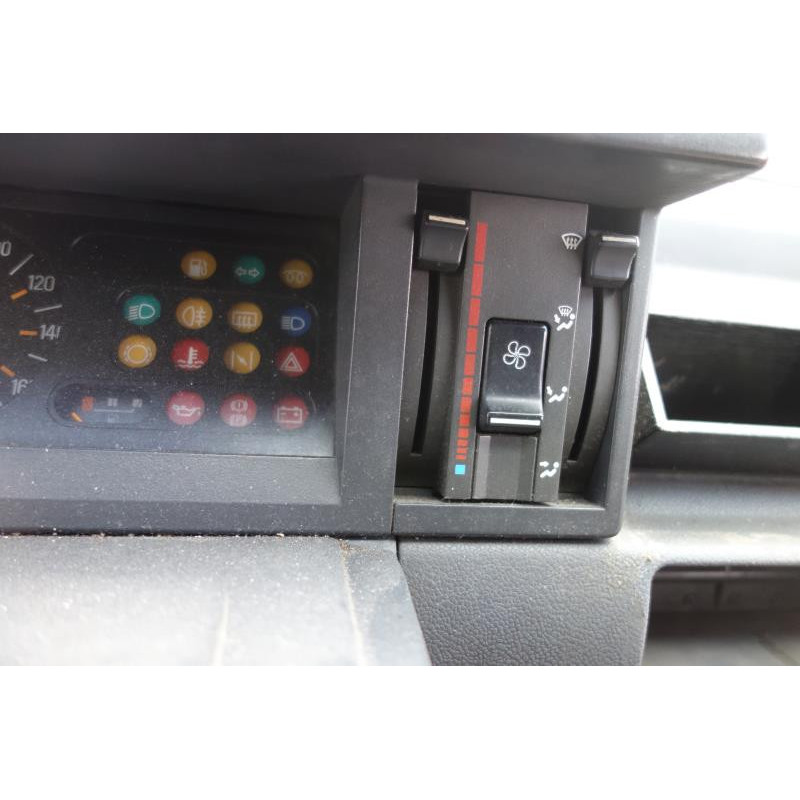 Attache ceinture avant droit RENAULT EXPRESS Photo n°11