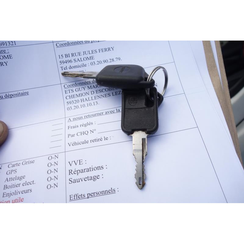 Attache ceinture avant droit RENAULT EXPRESS Photo n°13