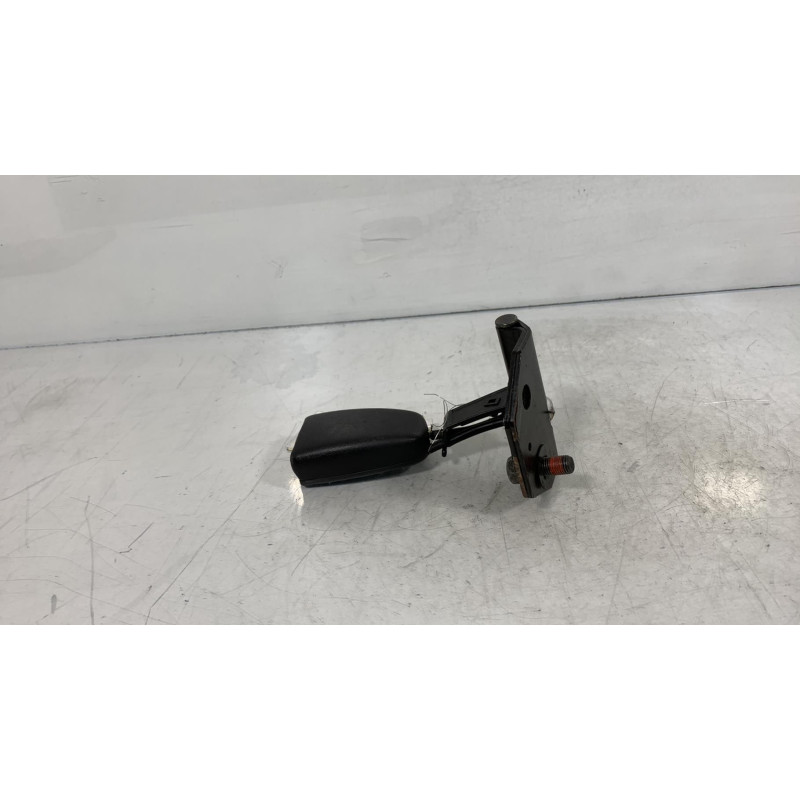 Attache ceinture arriere droit MITSUBISHI CARISMA Photo n°3